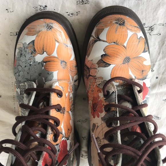 *SOLD* White Floral Doc Martens - Picture 2 of 7